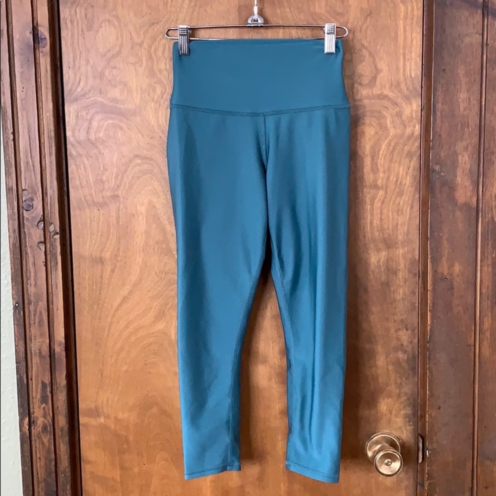 NWOT Alo Yoga High-Waist Airlift Capri